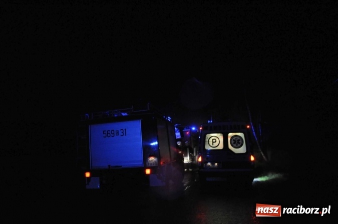 Zdjęcie w galerii na portalu naszraciborz.pl: O północy strażacy walczyli z pożarem dachu domu w Pogrzebieniu wiadomości z regionu