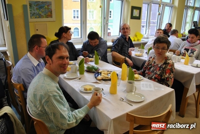 Zdjęcie w galerii na portalu naszraciborz.pl: Śniadanie wielkanocne w Warsztacie Terapii Zajęciowej  wiadomości z regionu