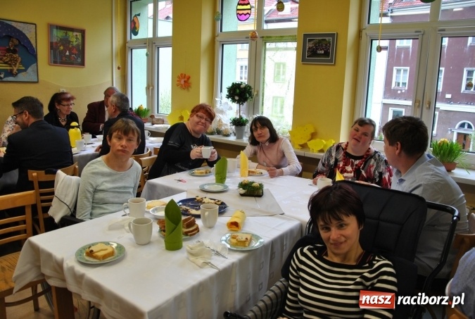 Zdjęcie w galerii na portalu naszraciborz.pl: Śniadanie wielkanocne w Warsztacie Terapii Zajęciowej  wiadomości z regionu