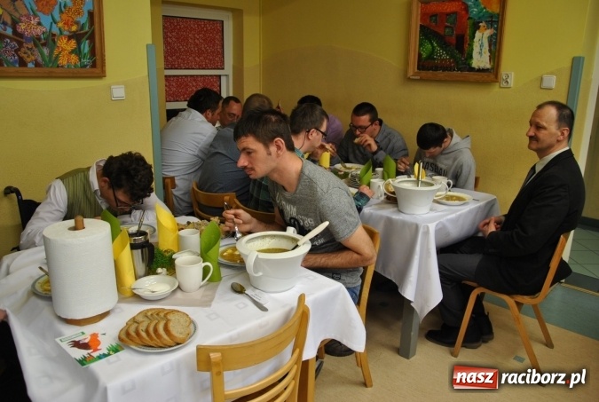 Zdjęcie w galerii na portalu naszraciborz.pl: Śniadanie wielkanocne w Warsztacie Terapii Zajęciowej  wiadomości z regionu