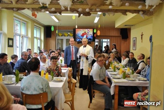 Zdjęcie w galerii na portalu naszraciborz.pl: Śniadanie wielkanocne w Warsztacie Terapii Zajęciowej  wiadomości z regionu