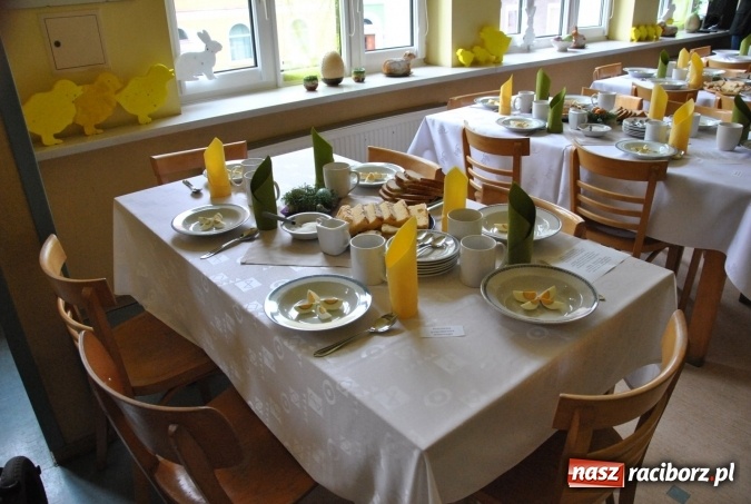 Zdjęcie w galerii na portalu naszraciborz.pl: Śniadanie wielkanocne w Warsztacie Terapii Zajęciowej  wiadomości z regionu