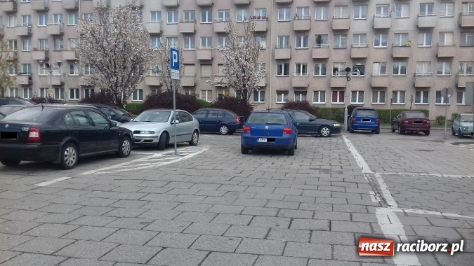 Zdjęcie w galerii na portalu naszraciborz.pl: Mistrz parkowania z placu Długosza wiadomości z regionu