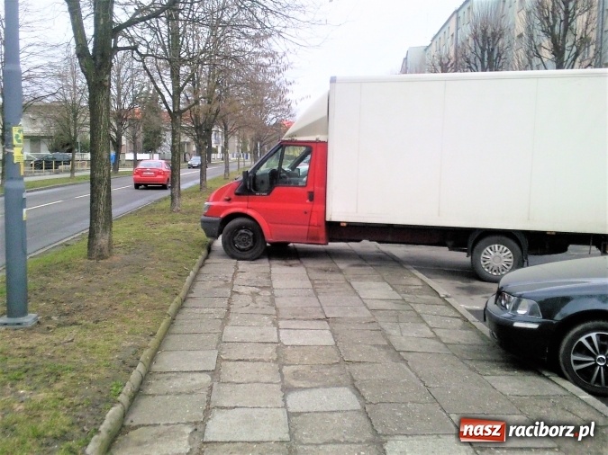 Zdjęcie w galerii na portalu naszraciborz.pl: Tak parkuje się dostawczakiem przy Słowackiego wiadomości z regionu