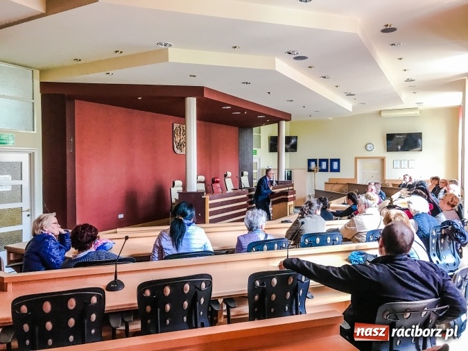 Zdjęcie w galerii na portalu naszraciborz.pl: Ja tam z pałą nie p&oacute;jdę - zastrzega prezydent. Mieszkańcy Ludwika oburzeni i rozgoryczeni. M&oacute;wią, że policja z Raciborza jest bezsilna wiadomości z regionu