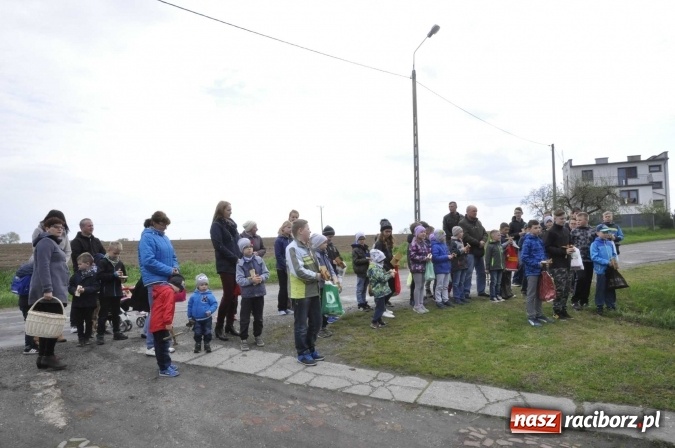 Zdjęcie w galerii na portalu naszraciborz.pl: W Raciborzu-Sudole tradycji stało się zadość. Dzieci przeszły od domu do domu z klekotkami wiadomości z regionu