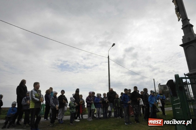 Zdjęcie w galerii na portalu naszraciborz.pl: W Raciborzu-Sudole tradycji stało się zadość. Dzieci przeszły od domu do domu z klekotkami wiadomości z regionu