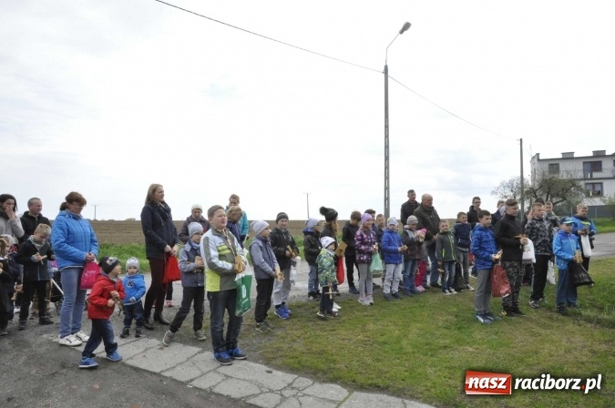 Zdjęcie w galerii na portalu naszraciborz.pl: W Raciborzu-Sudole tradycji stało się zadość. Dzieci przeszły od domu do domu z klekotkami wiadomości z regionu