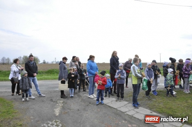 Zdjęcie w galerii na portalu naszraciborz.pl: W Raciborzu-Sudole tradycji stało się zadość. Dzieci przeszły od domu do domu z klekotkami wiadomości z regionu