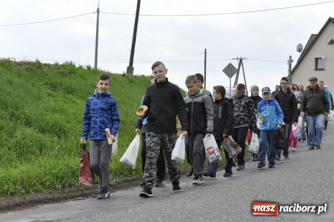 Zdjęcie w galerii na portalu naszraciborz.pl: W Raciborzu-Sudole tradycji stało się zadość. Dzieci przeszły od domu do domu z klekotkami wiadomości z regionu
