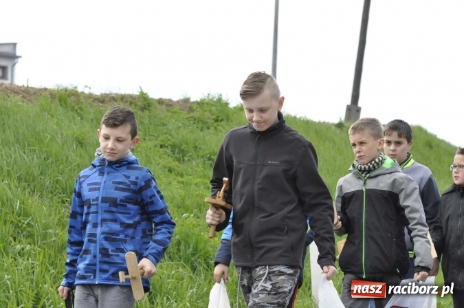 Zdjęcie w galerii na portalu naszraciborz.pl: W Raciborzu-Sudole tradycji stało się zadość. Dzieci przeszły od domu do domu z klekotkami wiadomości z regionu