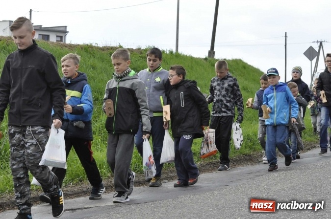 Zdjęcie w galerii na portalu naszraciborz.pl: W Raciborzu-Sudole tradycji stało się zadość. Dzieci przeszły od domu do domu z klekotkami wiadomości z regionu