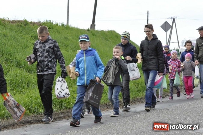 Zdjęcie w galerii na portalu naszraciborz.pl: W Raciborzu-Sudole tradycji stało się zadość. Dzieci przeszły od domu do domu z klekotkami wiadomości z regionu