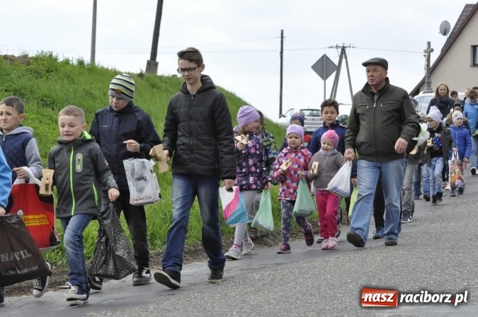 Zdjęcie w galerii na portalu naszraciborz.pl: W Raciborzu-Sudole tradycji stało się zadość. Dzieci przeszły od domu do domu z klekotkami wiadomości z regionu