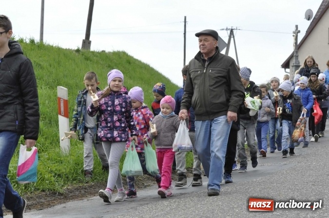 Zdjęcie w galerii na portalu naszraciborz.pl: W Raciborzu-Sudole tradycji stało się zadość. Dzieci przeszły od domu do domu z klekotkami wiadomości z regionu