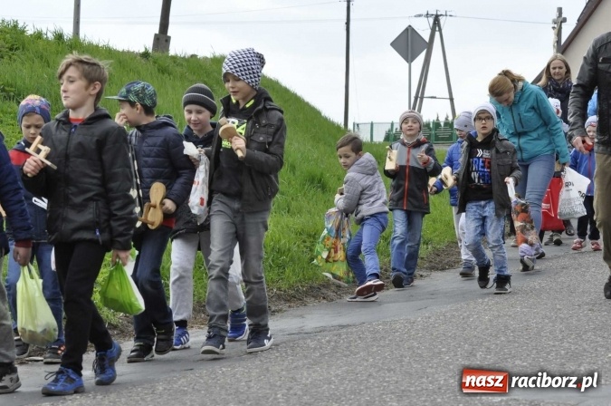Zdjęcie w galerii na portalu naszraciborz.pl: W Raciborzu-Sudole tradycji stało się zadość. Dzieci przeszły od domu do domu z klekotkami wiadomości z regionu
