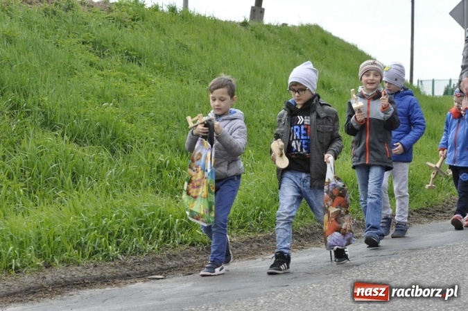 Zdjęcie w galerii na portalu naszraciborz.pl: W Raciborzu-Sudole tradycji stało się zadość. Dzieci przeszły od domu do domu z klekotkami wiadomości z regionu