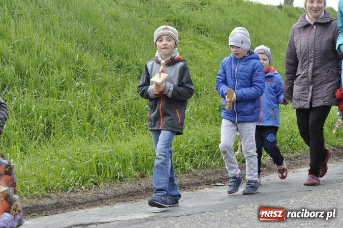 Zdjęcie w galerii na portalu naszraciborz.pl: W Raciborzu-Sudole tradycji stało się zadość. Dzieci przeszły od domu do domu z klekotkami wiadomości z regionu