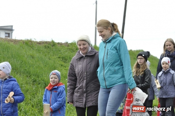 Zdjęcie w galerii na portalu naszraciborz.pl: W Raciborzu-Sudole tradycji stało się zadość. Dzieci przeszły od domu do domu z klekotkami wiadomości z regionu