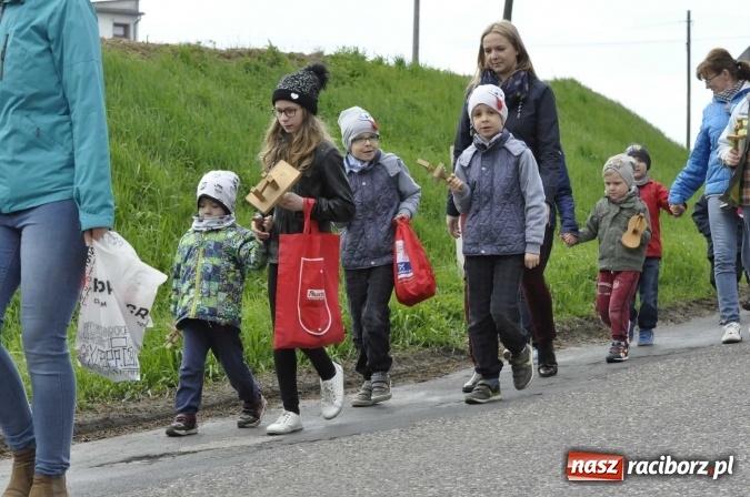 Zdjęcie w galerii na portalu naszraciborz.pl: W Raciborzu-Sudole tradycji stało się zadość. Dzieci przeszły od domu do domu z klekotkami wiadomości z regionu