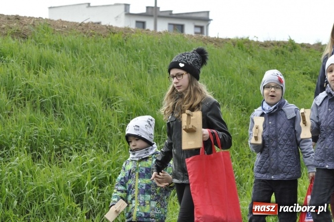Zdjęcie w galerii na portalu naszraciborz.pl: W Raciborzu-Sudole tradycji stało się zadość. Dzieci przeszły od domu do domu z klekotkami wiadomości z regionu