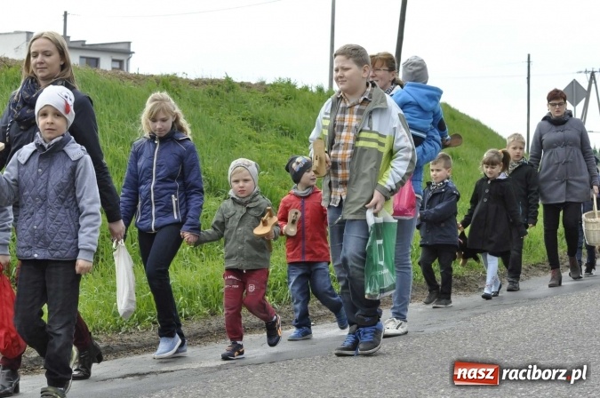 Zdjęcie w galerii na portalu naszraciborz.pl: W Raciborzu-Sudole tradycji stało się zadość. Dzieci przeszły od domu do domu z klekotkami wiadomości z regionu