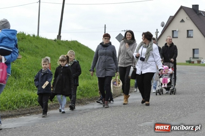 Zdjęcie w galerii na portalu naszraciborz.pl: W Raciborzu-Sudole tradycji stało się zadość. Dzieci przeszły od domu do domu z klekotkami wiadomości z regionu