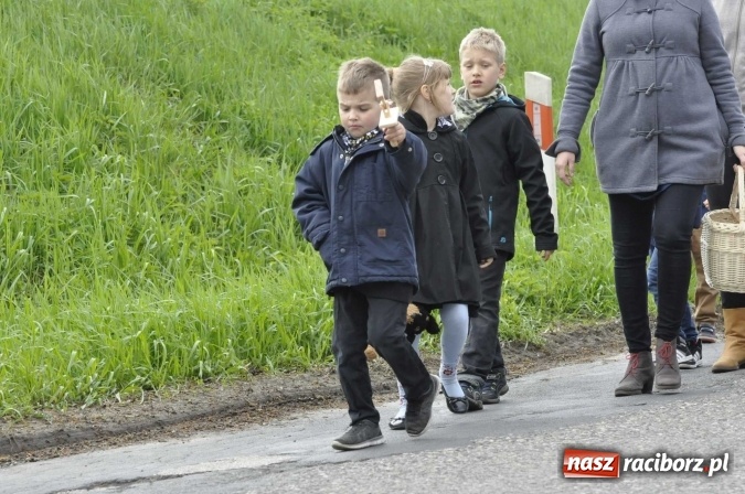 Zdjęcie w galerii na portalu naszraciborz.pl: W Raciborzu-Sudole tradycji stało się zadość. Dzieci przeszły od domu do domu z klekotkami wiadomości z regionu