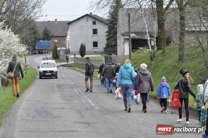 Zdjęcie w galerii na portalu naszraciborz.pl: W Raciborzu-Sudole tradycji stało się zadość. Dzieci przeszły od domu do domu z klekotkami wiadomości z regionu
