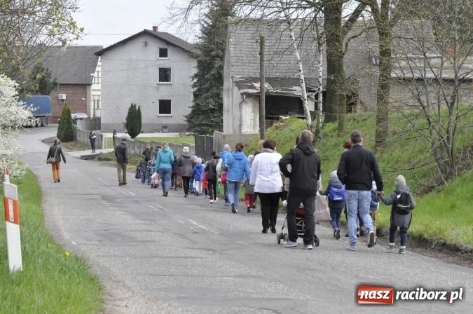 Zdjęcie w galerii na portalu naszraciborz.pl: W Raciborzu-Sudole tradycji stało się zadość. Dzieci przeszły od domu do domu z klekotkami wiadomości z regionu