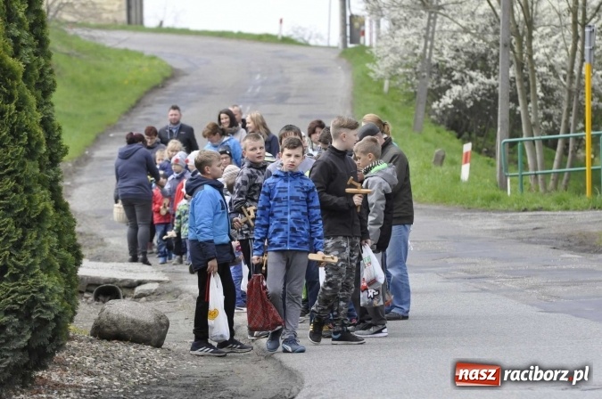 Zdjęcie w galerii na portalu naszraciborz.pl: W Raciborzu-Sudole tradycji stało się zadość. Dzieci przeszły od domu do domu z klekotkami wiadomości z regionu