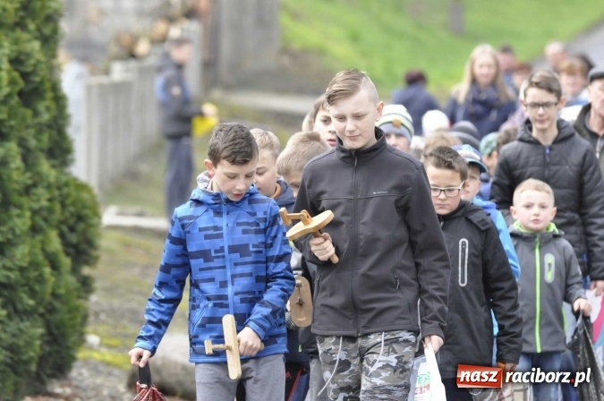 Zdjęcie w galerii na portalu naszraciborz.pl: W Raciborzu-Sudole tradycji stało się zadość. Dzieci przeszły od domu do domu z klekotkami wiadomości z regionu