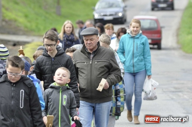 Zdjęcie w galerii na portalu naszraciborz.pl: W Raciborzu-Sudole tradycji stało się zadość. Dzieci przeszły od domu do domu z klekotkami wiadomości z regionu