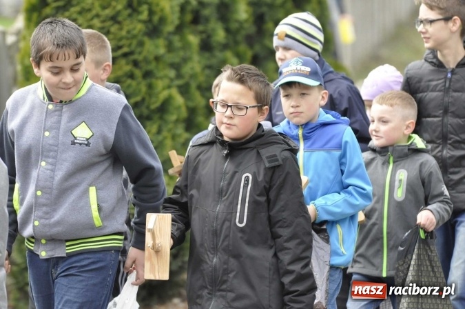 Zdjęcie w galerii na portalu naszraciborz.pl: W Raciborzu-Sudole tradycji stało się zadość. Dzieci przeszły od domu do domu z klekotkami wiadomości z regionu