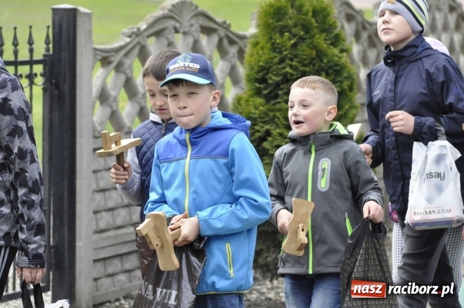 Zdjęcie w galerii na portalu naszraciborz.pl: W Raciborzu-Sudole tradycji stało się zadość. Dzieci przeszły od domu do domu z klekotkami wiadomości z regionu