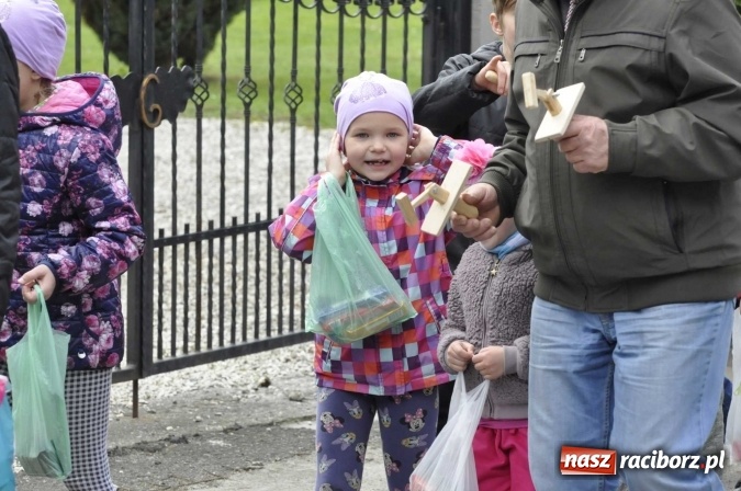 Zdjęcie w galerii na portalu naszraciborz.pl: W Raciborzu-Sudole tradycji stało się zadość. Dzieci przeszły od domu do domu z klekotkami wiadomości z regionu