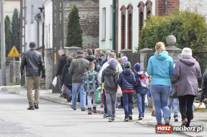 Zdjęcie w galerii na portalu naszraciborz.pl: W Raciborzu-Sudole tradycji stało się zadość. Dzieci przeszły od domu do domu z klekotkami wiadomości z regionu