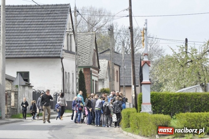 Zdjęcie w galerii na portalu naszraciborz.pl: W Raciborzu-Sudole tradycji stało się zadość. Dzieci przeszły od domu do domu z klekotkami wiadomości z regionu