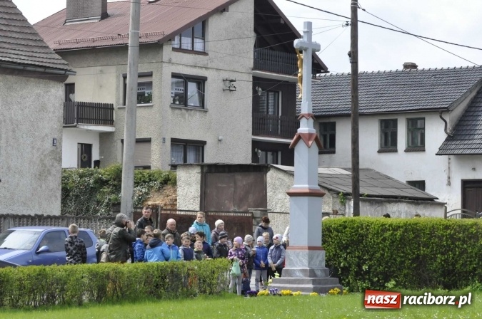 Zdjęcie w galerii na portalu naszraciborz.pl: W Raciborzu-Sudole tradycji stało się zadość. Dzieci przeszły od domu do domu z klekotkami wiadomości z regionu