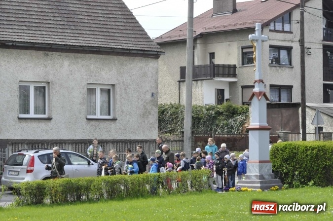 Zdjęcie w galerii na portalu naszraciborz.pl: W Raciborzu-Sudole tradycji stało się zadość. Dzieci przeszły od domu do domu z klekotkami wiadomości z regionu