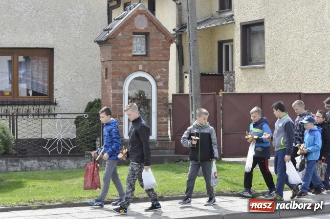 Zdjęcie w galerii na portalu naszraciborz.pl: W Raciborzu-Sudole tradycji stało się zadość. Dzieci przeszły od domu do domu z klekotkami wiadomości z regionu