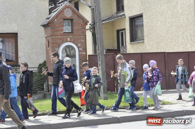 Zdjęcie w galerii na portalu naszraciborz.pl: W Raciborzu-Sudole tradycji stało się zadość. Dzieci przeszły od domu do domu z klekotkami wiadomości z regionu