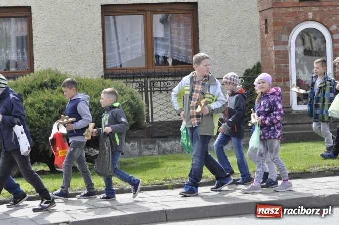 Zdjęcie w galerii na portalu naszraciborz.pl: W Raciborzu-Sudole tradycji stało się zadość. Dzieci przeszły od domu do domu z klekotkami wiadomości z regionu