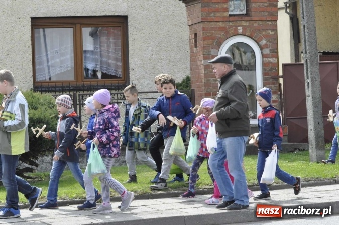 Zdjęcie w galerii na portalu naszraciborz.pl: W Raciborzu-Sudole tradycji stało się zadość. Dzieci przeszły od domu do domu z klekotkami wiadomości z regionu