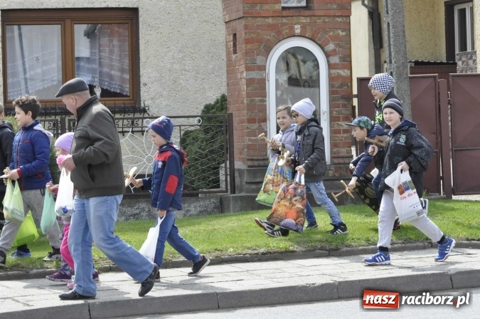 Zdjęcie w galerii na portalu naszraciborz.pl: W Raciborzu-Sudole tradycji stało się zadość. Dzieci przeszły od domu do domu z klekotkami wiadomości z regionu