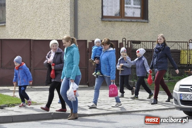 Zdjęcie w galerii na portalu naszraciborz.pl: W Raciborzu-Sudole tradycji stało się zadość. Dzieci przeszły od domu do domu z klekotkami wiadomości z regionu