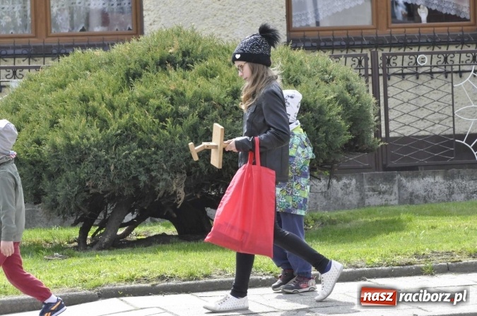 Zdjęcie w galerii na portalu naszraciborz.pl: W Raciborzu-Sudole tradycji stało się zadość. Dzieci przeszły od domu do domu z klekotkami wiadomości z regionu