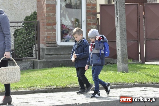 Zdjęcie w galerii na portalu naszraciborz.pl: W Raciborzu-Sudole tradycji stało się zadość. Dzieci przeszły od domu do domu z klekotkami wiadomości z regionu