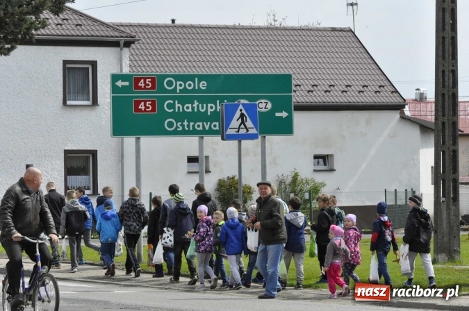 Zdjęcie w galerii na portalu naszraciborz.pl: W Raciborzu-Sudole tradycji stało się zadość. Dzieci przeszły od domu do domu z klekotkami wiadomości z regionu
