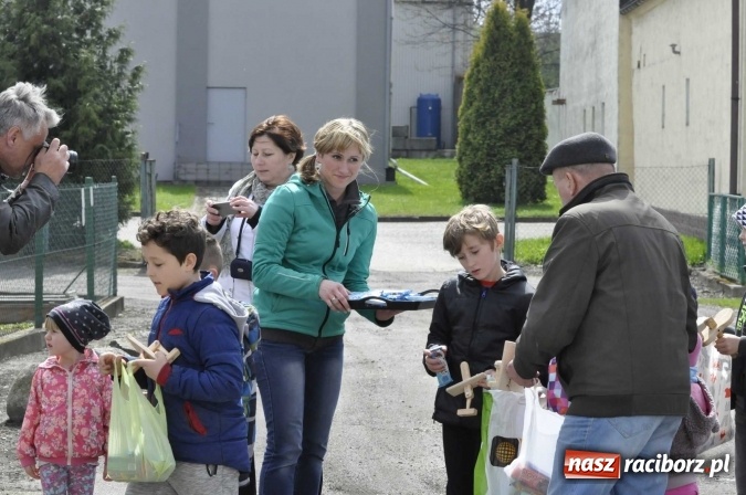 Zdjęcie w galerii na portalu naszraciborz.pl: W Raciborzu-Sudole tradycji stało się zadość. Dzieci przeszły od domu do domu z klekotkami wiadomości z regionu